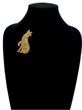 CLASSY CAT Gold Textured Brooch
